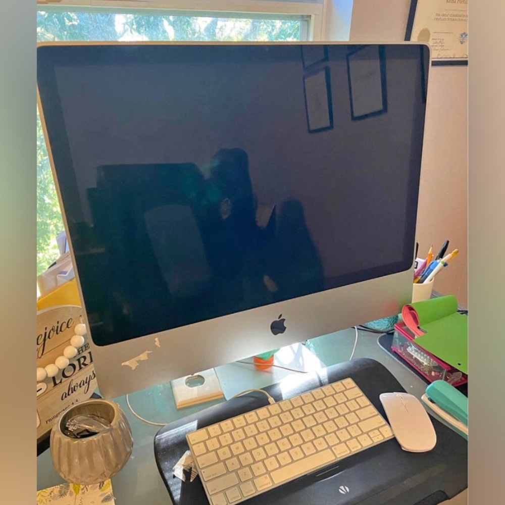 Apple computer desktop